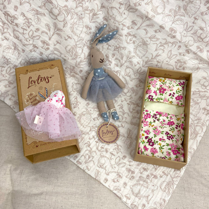 LEVLOVS - Amelia Bunny In A Box, Bedding & Dress