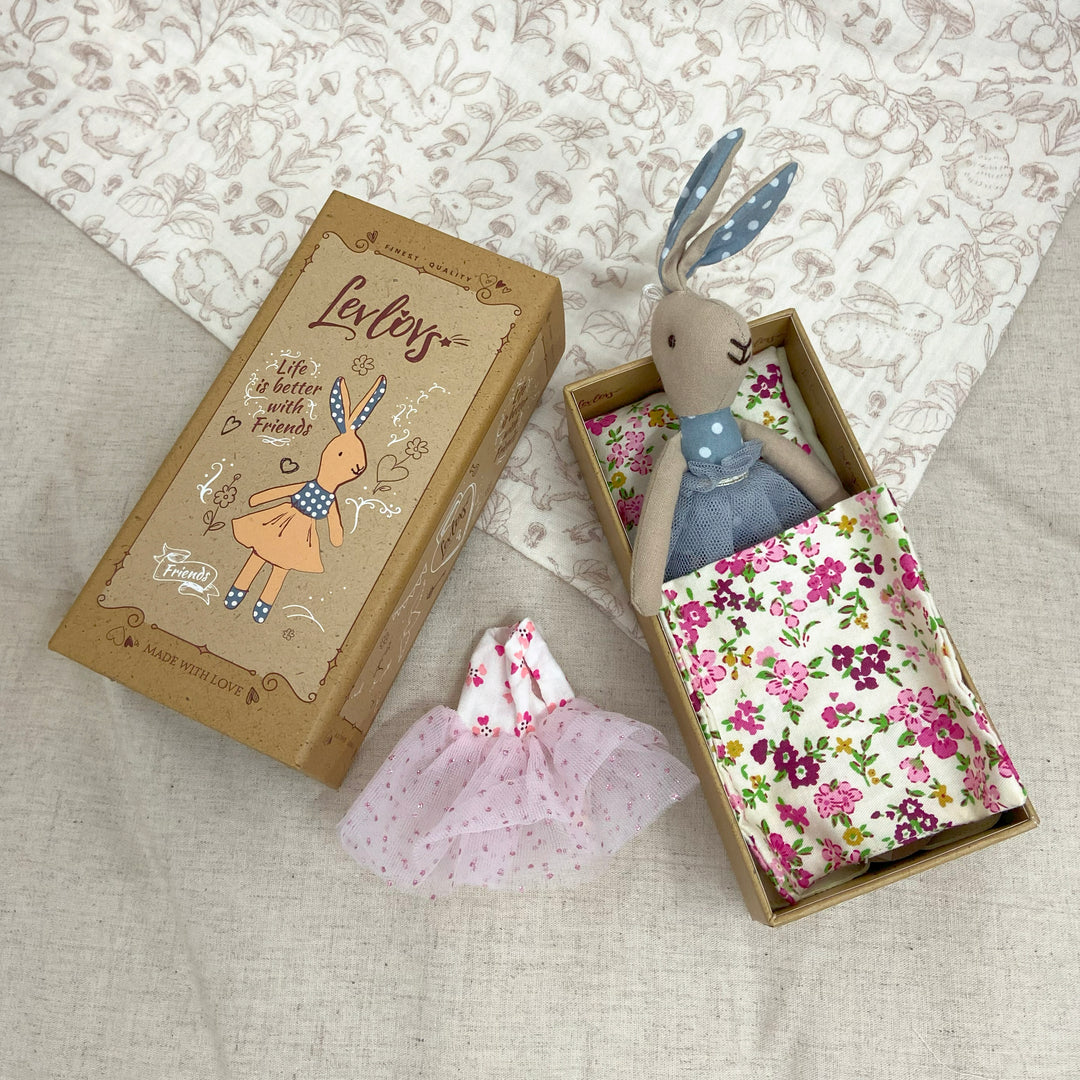 LEVLOVS - Amelia Bunny In A Box, Bedding & Dress